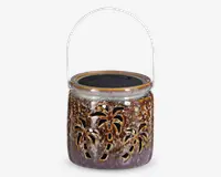 Dekorativ lanterne med blank, marmoreret brun og lilla keramisk overflade. Har udskårne palmetræ-designs rundt om siderne, så lyset kan skinne igennem. Lanternen er rund, har en bred åbning foroven og et metalhåndtag til ophængning. Toppen har en solcelle, hvilket indikerer, at den er solcelledrevet.