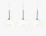 Sæt med tre pendellamper med ydre skærme af klart glas og indre kugler af mat glas. Hver lampe hænger fra en slank, metallisk stang, hvilket giver et moderne og elegant udtryk. De matte indre kugler spreder lyset blødt, mens det gennemsigtige ydre lag tilføjer et stilrent, nutidigt præg.