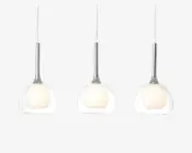 Sæt med tre pendellamper med ydre skærme af klart glas og indre kugler af mat glas. Hver lampe hænger fra en slank, metallisk stang, hvilket giver et moderne og elegant udtryk. De matte indre kugler spreder lyset blødt, mens det gennemsigtige ydre lag tilføjer et stilrent, nutidigt præg.