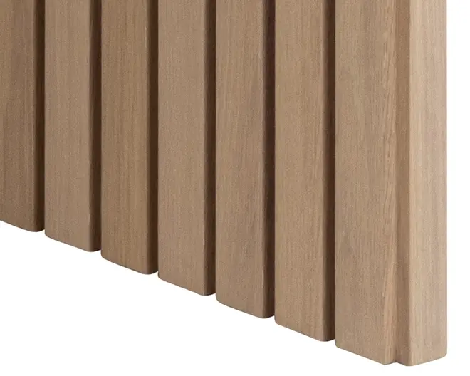 Nærbillede af flere lodrette trælister med en lys egetræsfinish. Listerne har et rektangulært profil med let afrundede kanter og er jævnt fordelt for at skabe et moderne, tekstureret udtryk. Træets årer er synlige og giver et naturligt og varmt udseende.