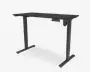 Rektangulært bord med en glat, mat sort overflade og robuste metalben. Bordet har et elektronisk kontrolpanel under højre side til justering af højden, så det kan bruges både siddende og stående. Benene er T-formede for ekstra stabilitet, og designet er moderne og minimalistisk.