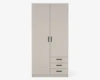 Høj, fritstående opbevaringsenhed med en glat, lysebeige overflade. Har to store låger med lodrette sorte greb i midten samt tre vandrette skuffer med tilsvarende sorte greb nederst til højre. Designet er moderne og minimalistisk med rene linjer og uden synlig udsmykning.