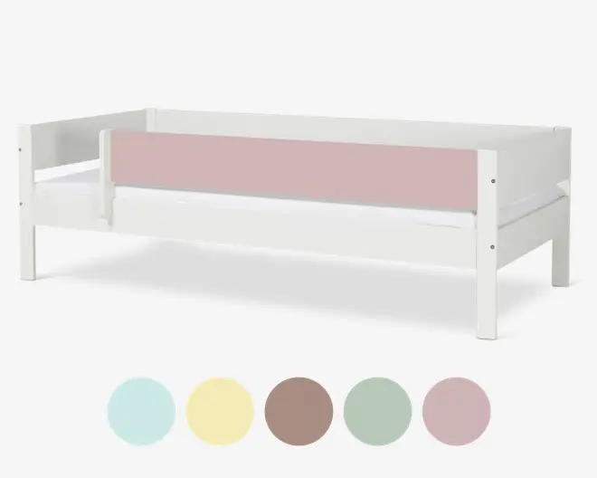 En hvid træramme med en høj sidebeskyttelse for ekstra sikkerhed, udstyret med et panel i støvet rosa. Sengen har et minimalistisk design med rene linjer og solide ben. Under sengen vises fem farvemuligheder: lyseblå, lysegul, taupe, mintgrøn og støvet rosa, hvilket indikerer, at panelet kan tilpasses i forskellige farver.