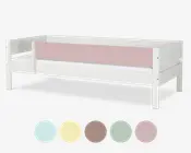 En hvid træramme med en høj sidebeskyttelse for ekstra sikkerhed, udstyret med et panel i støvet rosa. Sengen har et minimalistisk design med rene linjer og solide ben. Under sengen vises fem farvemuligheder: lyseblå, lysegul, taupe, mintgrøn og støvet rosa, hvilket indikerer, at panelet kan tilpasses i forskellige farver.