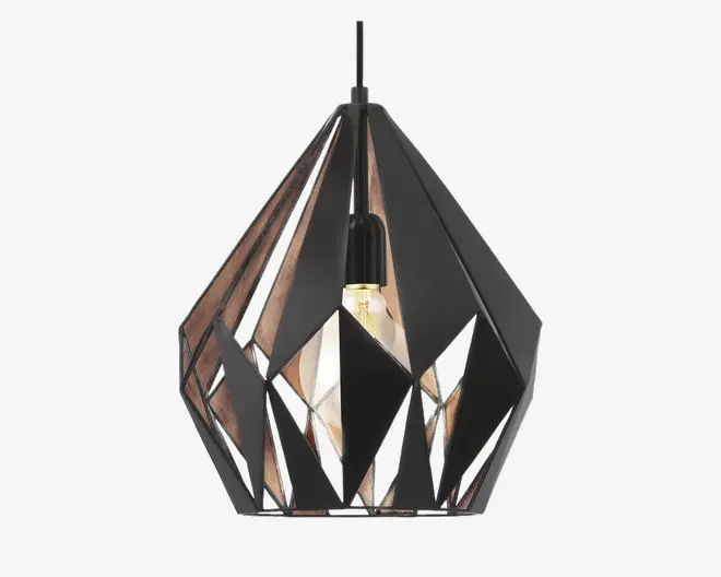 Hængelampe med en geometrisk, facetteret skærm lavet af sorte metalpaneler og trædetaljer. Skærmen har kantede udskæringer, der lader lyset skinne igennem og giver et moderne og kunstnerisk udtryk. Pæren er synlig indeni, hvilket understreger det industrielle design.