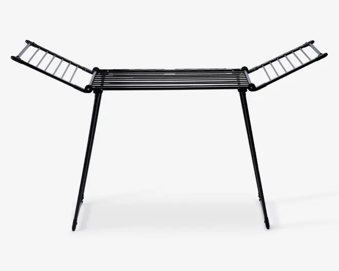 Et sammenklappeligt tørrestativ lavet af metal med sort finish. Det har en central sektion med parallelle stænger til at lægge tøj fladt, samt to sidevinger, der kan foldes ud for ekstra hængeplads. Stativet står på to skrå ben for stabilitet og kan foldes sammen for nem opbevaring.