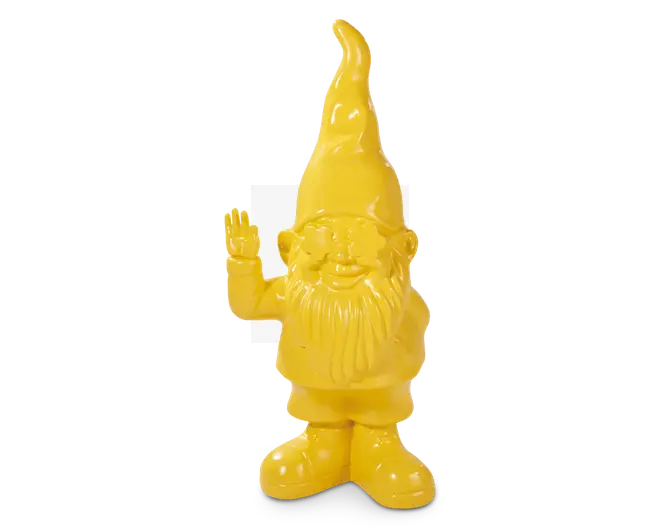 En lys gul havemand figur med en høj, spids hat, busket skæg og et muntert smil. Havenissen står oprejst og vinker med højre hånd. Overfladen er glat og blank, og ansigtets, skæggets og tøjets detaljer er tydeligt markeret.