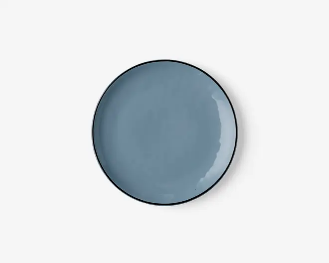 Rund keramiktallerken med en glat, blank overflade i en afdæmpet blå farve. Tallerkenen har en let hævet kant og et minimalistisk, moderne design uden mønstre eller dekorationer.