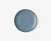 Rund keramiktallerken med en glat, blank overflade i en afdæmpet blå farve. Tallerkenen har en let hævet kant og et minimalistisk, moderne design uden mønstre eller dekorationer.