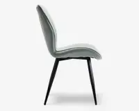 Sidevisning af en moderne stol med let buet, polstret ryglæn og sæde betrukket med et blødt, lysegråt stof. Stolen har slanke, skråtstillede sorte metalben, der giver et stilrent og minimalistisk udtryk. Sæde og ryglæn er sømløst forbundet og giver ergonomisk støtte samt et moderne design.