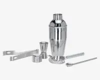 Et sæt barværktøj i poleret rustfrit stål, herunder en cocktailshaker med låg, et dobbeltmålebæger, en issaks, en si, en røreske med snoet skaft og et lille låg. Alle dele har et elegant, moderne design med blank metaloverflade.