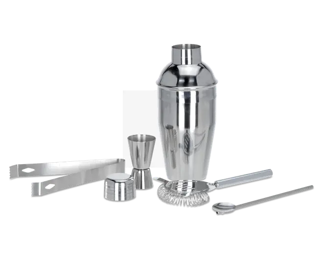 Et sæt barværktøj i poleret rustfrit stål, herunder en cocktailshaker med låg, et dobbeltmålebæger, en issaks, en si, en røreske med snoet skaft og et lille låg. Alle dele har et elegant, moderne design med blank metaloverflade.