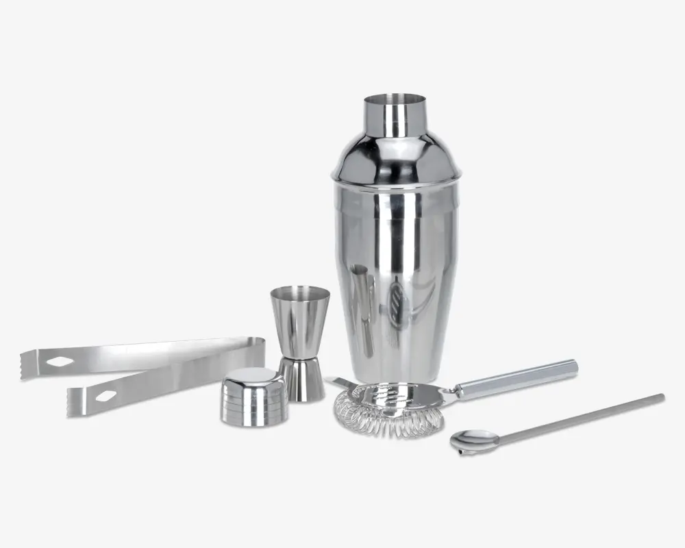 Et sæt barværktøj i poleret rustfrit stål, herunder en cocktailshaker med låg, et dobbeltmålebæger, en issaks, en si, en røreske med snoet skaft og et lille låg. Alle dele har et elegant, moderne design med blank metaloverflade.