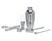 Et sæt barværktøj i poleret rustfrit stål, herunder en cocktailshaker med låg, et dobbeltmålebæger, en issaks, en si, en røreske med snoet skaft og et lille låg. Alle dele har et elegant, moderne design med blank metaloverflade.