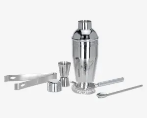 Et sæt barværktøj i poleret rustfrit stål, herunder en cocktailshaker med låg, et dobbeltmålebæger, en issaks, en si, en røreske med snoet skaft og et lille låg. Alle dele har et elegant, moderne design med blank metaloverflade.