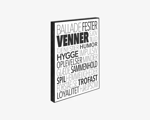 Rektangulært vægkunst med sort ramme og hvid baggrund, dekoreret med forskellige danske ord i både fed og almindelig sort skrift. Ordene er arrangeret i et visuelt interessant layout, hvor nogle ord som 'VENNER' og 'TROFAST' fremhæves med større og tykkere bogstaver. Typografien er moderne og enkel, hvilket gør kunstværket velegnet til nutidige indretninger.