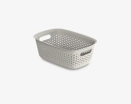 Rektangulær hvid plastikkurv med afrundede hjørner og perforeret design for ventilation. Har to indbyggede håndtag på modsatte sider for nem transport. Kurven har en glat overflade og er let, velegnet til organisering eller transport af ting.