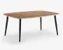 Rektangulært bord med en glat bordplade i lyst trælook og let afrundede hjørner. Bordet har fire slanke, koniske sorte metalben, der er let udadskrånende for stabilitet. Designet er minimalistisk og moderne, velegnet til spise- eller arbejdsbrug.