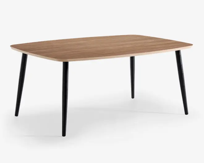 Rektangulært bord med en glat bordplade i lyst trælook og let afrundede hjørner. Bordet har fire slanke, koniske sorte metalben, der er let udadskrånende for stabilitet. Designet er minimalistisk og moderne, velegnet til spise- eller arbejdsbrug.