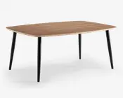 Rektangulært bord med en glat bordplade i lyst trælook og let afrundede hjørner. Bordet har fire slanke, koniske sorte metalben, der er let udadskrånende for stabilitet. Designet er minimalistisk og moderne, velegnet til spise- eller arbejdsbrug.
