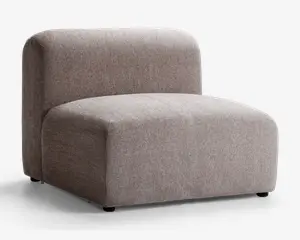 Armløs loungestol med et minimalistisk, moderne design, der har et tykt, rektangulært sæde og en afrundet ryglæn. Stolen er polstret med et tekstureret, lysebrunt stof og har en lav profil samt et blødt, polstret udseende for komfortabel siddeoplevelse.
