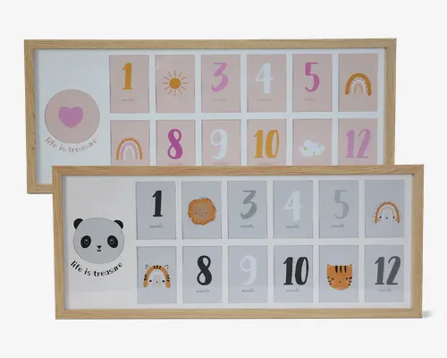 To rektangulære trærammer, hver med tolv kort nummereret fra 1 til 12, der repræsenterer måneder. Den øverste ramme har pastelfarvede kort i pink og beige med legende illustrationer som hjerter, regnbuer, sol og skyer samt teksten 'life is treasure.' Den nederste ramme viser kort i grå og hvide nuancer, dekoreret med søde dyreansigter som panda, løve og tiger samt regnbuer, og har også teksten 'life is treasure.' Begge sæt er designet til at følge en babys månedlige milepæle.