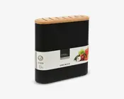 Rektangulær knivblok med mat sort krop og lyst trætop med flere slidser til knive. Blokken har en skridsikker bund for stabilitet og et moderne, minimalistisk design. Et mærkat omkranser midten og viser produktinformation samt billeder af friske grøntsager.