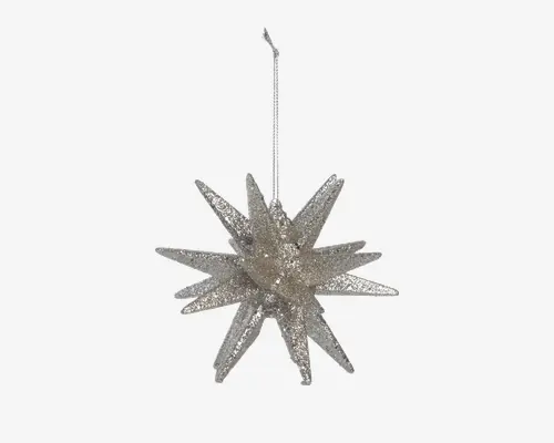 Et tredimensionelt stjerneformet ornament med flere spidse takker, dækket af sølvglimmer for en glitrende effekt. Den har en løkke øverst til ophængning, hvilket gør den velegnet til at pynte træer eller festlige dekorationer.