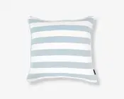 Firkantet pude med brede, horisontale striber i skiftevis lyseblå og hvide farver. Kanterne er pænt afsluttet med en diskret piping, og der sidder et lille sort stofmærke på den ene side. Stoffet ser vævet ud, hvilket giver puden et blødt og tekstureret udtryk.