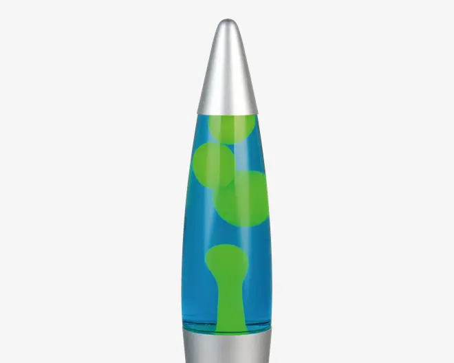 En dekorativ lampe med konisk form, sølvfarvet metalfod og top. Lampen indeholder blå væske og flydende grøn voks, der danner organiske former, når den opvarmes. Designet er retro-inspireret, og lampen er beregnet til at skabe en beroligende, stemningsfuld belysning.