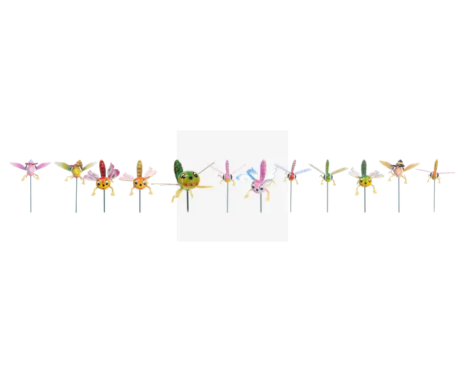 Et sæt farverige havespinnere formet som forskellige insekter og blomster. Hver spinner har livlige farver som pink, gul, grøn og blå med sjove motiver, herunder mariehøns, bier, sommerfugle og blomster. Spinnerne er monteret på tynde metalstænger, så de nemt kan placeres i jord eller blomsterbede. Vingerne er lavet af let materiale, så de nemt fanger vinden og drejer rundt, hvilket giver et dekorativt og fantasifuldt udtryk til udendørsområder.