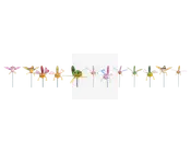 Et sæt farverige havespinnere formet som forskellige insekter og blomster. Hver spinner har livlige farver som pink, gul, grøn og blå med sjove motiver, herunder mariehøns, bier, sommerfugle og blomster. Spinnerne er monteret på tynde metalstænger, så de nemt kan placeres i jord eller blomsterbede. Vingerne er lavet af let materiale, så de nemt fanger vinden og drejer rundt, hvilket giver et dekorativt og fantasifuldt udtryk til udendørsområder.