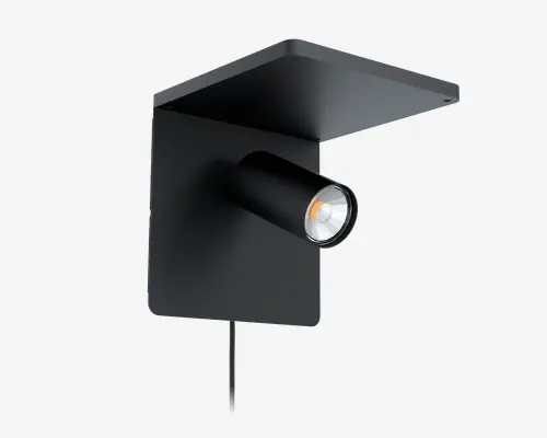 Et moderne, minimalistisk vægmonteret armatur med mat sort finish. Designet har en rektangulær bagplade med en flad, udhængende topplade og en cylindrisk, justerbar spotlampe, der stikker ud fra midten. Lampen har en synlig ledning, der går nedad fra basen.