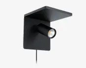 Et moderne, minimalistisk vægmonteret armatur med mat sort finish. Designet har en rektangulær bagplade med en flad, udhængende topplade og en cylindrisk, justerbar spotlampe, der stikker ud fra midten. Lampen har en synlig ledning, der går nedad fra basen.