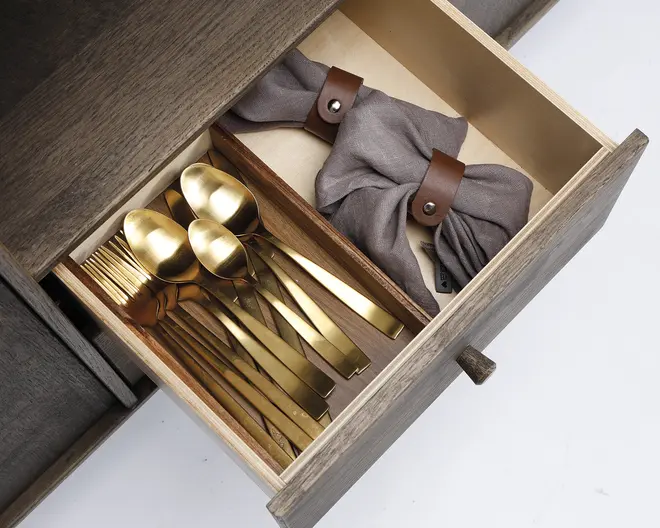 Reolopstilling med døre og skuffer røget eg