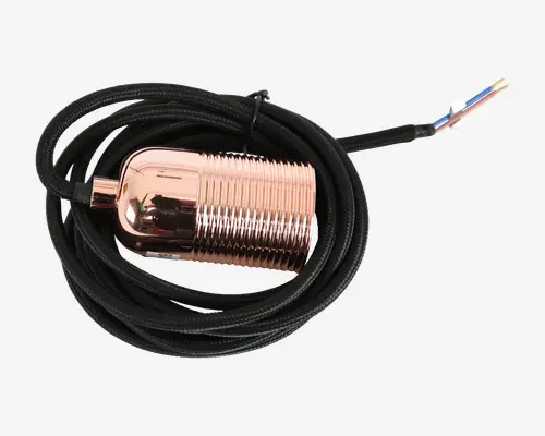 En cylindrisk komponent i metal med en blank kobberfinish og riflede riller for bedre greb. Den er forbundet til et langt, sort flettet kabel, som ender i tre farvekodede, afisolerede ledninger til elektrisk tilslutning. Komponentens design virker solidt og nemt at montere.