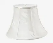 En klokkeformet lampeskærm lavet af hvidt stof med et diskret tekstureret mønster. Skærmen har lodrette sømme, der deler den i paneler, og en let udvidet bundkant. Top- og bundkanterne er afsluttet med en glat stofkant.