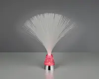 En dekorativ fiberoptisk lampe med en kegleformet base, der udsender et blødt lyserødt skær. Basen er fyldt med glimmer, hvilket giver en glitrende effekt. Tynde, hvide fiberoptiske tråde spreder sig ud fra toppen og danner en bred, fjerlignende form, der fanger og spreder lyset for en iøjnefaldende visuel effekt.