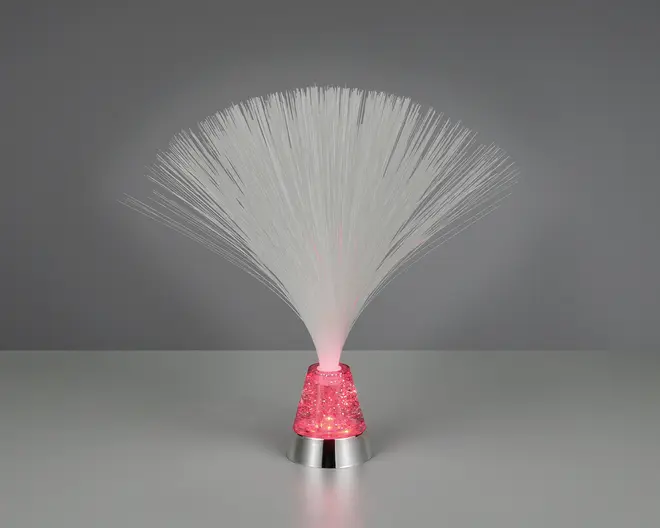 En dekorativ fiberoptisk lampe med en kegleformet base, der udsender et blødt lyserødt skær. Basen er fyldt med glimmer, hvilket giver en glitrende effekt. Tynde, hvide fiberoptiske tråde spreder sig ud fra toppen og danner en bred, fjerlignende form, der fanger og spreder lyset for en iøjnefaldende visuel effekt.