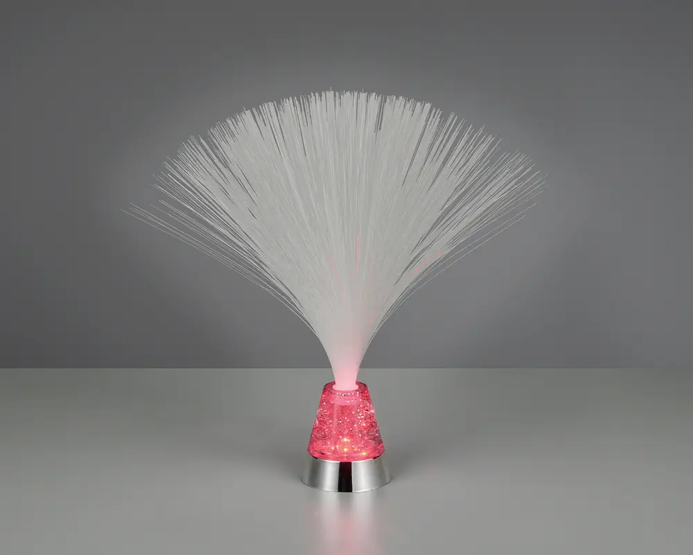 En dekorativ fiberoptisk lampe med en kegleformet base, der udsender et blødt lyserødt skær. Basen er fyldt med glimmer, hvilket giver en glitrende effekt. Tynde, hvide fiberoptiske tråde spreder sig ud fra toppen og danner en bred, fjerlignende form, der fanger og spreder lyset for en iøjnefaldende visuel effekt.