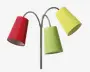 En moderne lampe med tre kegleformede lampeskærme i stof, i farverne rød, lysegrøn og gul. Hver skærm sidder på en separat buet arm i krom, som alle udgår fra en central kromstang. Lampeskærmene er jævnt fordelt og vinklet udad, hvilket giver et farverigt og moderne udtryk.