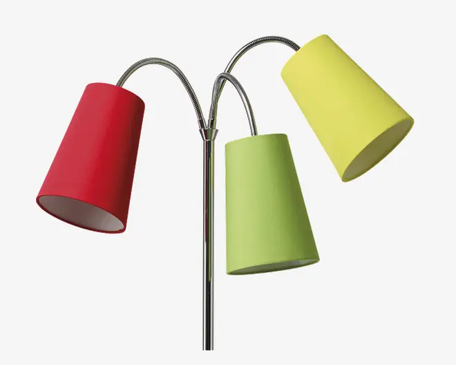 En moderne lampe med tre kegleformede lampeskærme i stof, i farverne rød, lysegrøn og gul. Hver skærm sidder på en separat buet arm i krom, som alle udgår fra en central kromstang. Lampeskærmene er jævnt fordelt og vinklet udad, hvilket giver et farverigt og moderne udtryk.