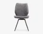 Grå polstret stol med ryg og sæde i diamantquiltet mønster, afrundet polstret sædekant og slanke sorte metalben med moderne, tilspidset design.