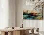 Billedet viser et moderne spisestueområde med et bord og stole i lyst træ. På bordet står minimalistiske keramikskåle og en høj vase med en enkelt tørret gren. På væggen hænger et stort abstrakt maleri med en blanding af bløde creme-, orange-, sort- og turkise farver, der skaber et dynamisk og tekstureret udtryk. Rummet er blødt oplyst af naturligt lys gennem hvide, lette gardiner, og en dekorativ gren med tørrede blade hænger i øverste højre hjørne og tilføjer et organisk præg til indretningen.