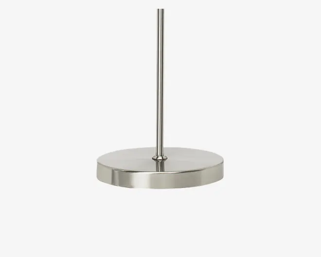 En elegant, moderne holder lavet af børstet rustfrit stål med en rund, tung bund og en lodret stang i midten. Overfladen er glat og reflekterende, hvilket giver et moderne udtryk. Designet er minimalistisk uden ekstra udsmykning eller mønstre.