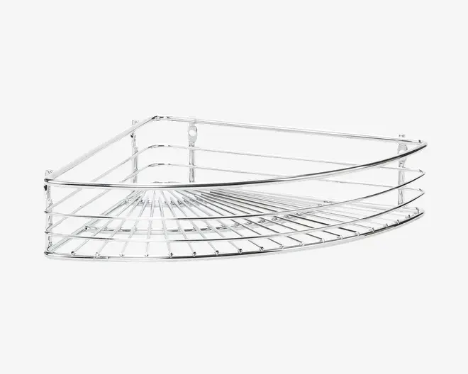 Et trekantet hjørnehylde lavet af metaltråd med kromfinish. Hylden har et åbent gitterdesign, der tillader dræning, og to monteringshuller bagpå til vægmontering. Kanterne er let forhøjede for at forhindre, at genstande glider af.