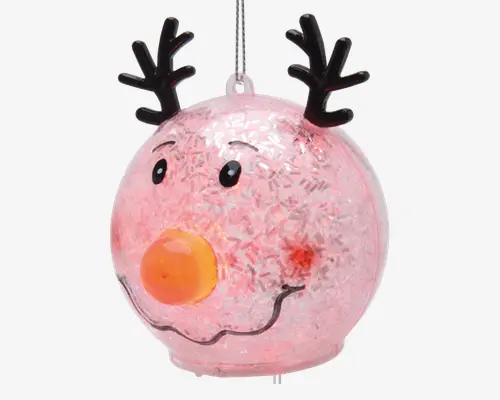 Rund julekugle med en krakeleret glasoverflade, der forestiller et smilende rensdyransigt. Kuglen har en lys orange næse, sorte malede øjne og mund samt to sorte gevirer lavet af et andet materiale, som sidder fast øverst. Den hænger i en sølvfarvet snor og udsender et blødt, lyserødt skær indefra.