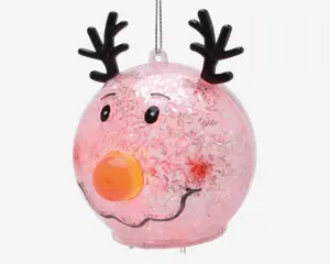 Rund julekugle med en krakeleret glasoverflade, der forestiller et smilende rensdyransigt. Kuglen har en lys orange næse, sorte malede øjne og mund samt to sorte gevirer lavet af et andet materiale, som sidder fast øverst. Den hænger i en sølvfarvet snor og udsender et blødt, lyserødt skær indefra.