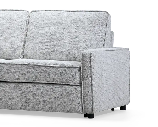 Lysegrå polstret sofa med enkle, lige linjer, tykke sæde- og rygpuder, polstrede armlæn og korte sorte ben.