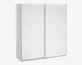 Høj, rektangulær opbevaringsenhed med en glat, mat hvid overflade. Har to store skydedøre, hver opdelt i tre vandrette paneler for et diskret, moderne udtryk. Kanterne er rene og lige, hvilket giver et minimalistisk udseende. Ingen synlige greb eller dekorative elementer, hvilket understreger et slankt og moderne design.